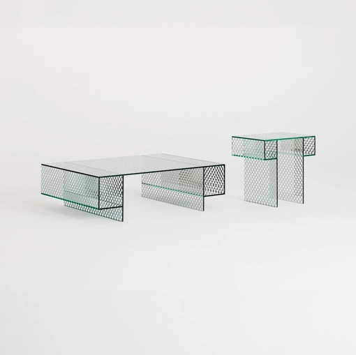 Tavolini Robotin realizzati in cristallo specchiante con pattern decorativo a bolli trasparenti di Glas Italia