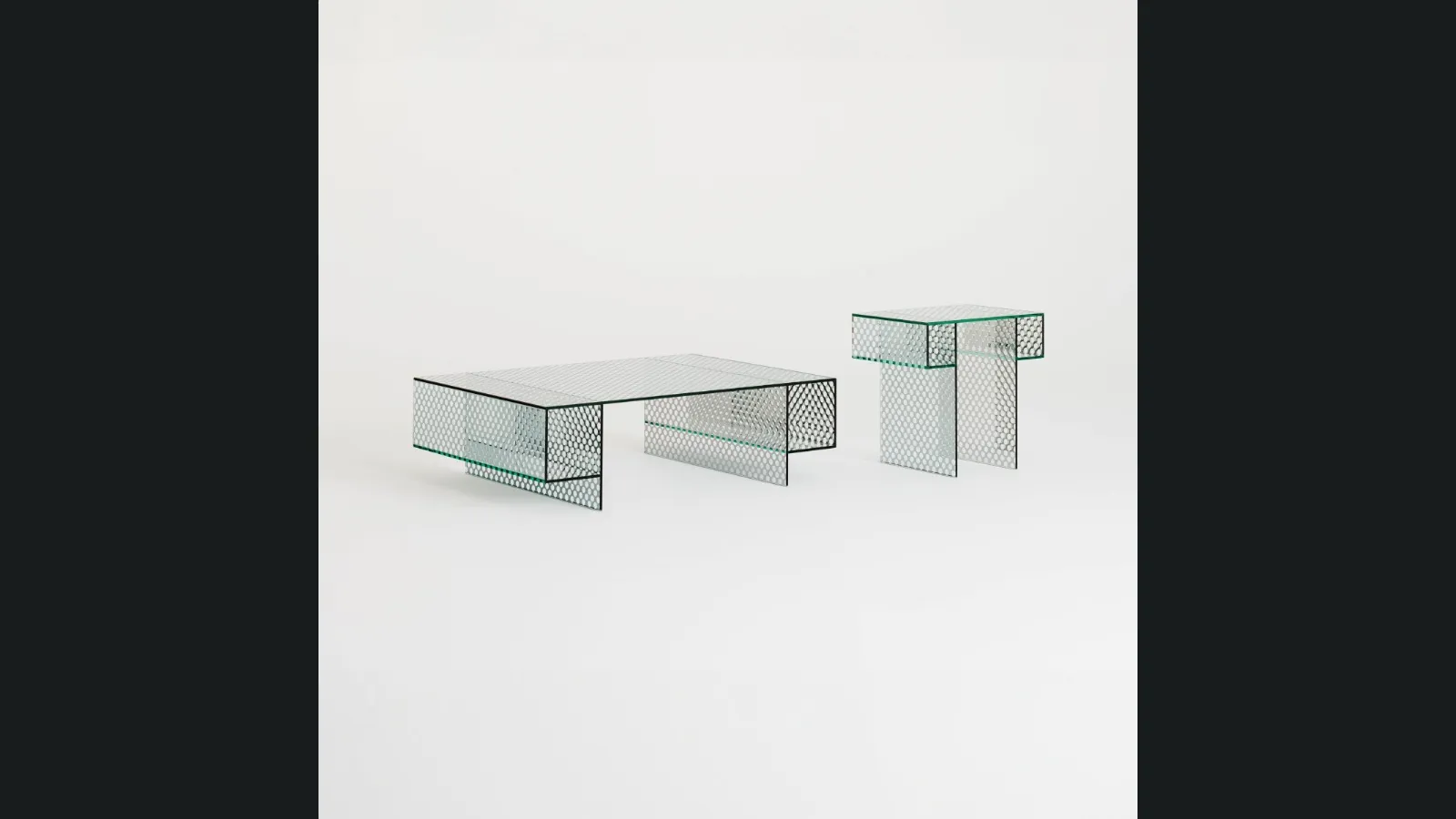 Tavolini Robotin realizzati in cristallo specchiante con pattern decorativo a bolli trasparenti di Glas Italia