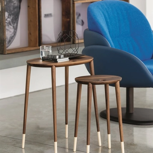 Tavolino moderno in legno massello di noce canaletta con puntali in acero naturale Rogers di Porada