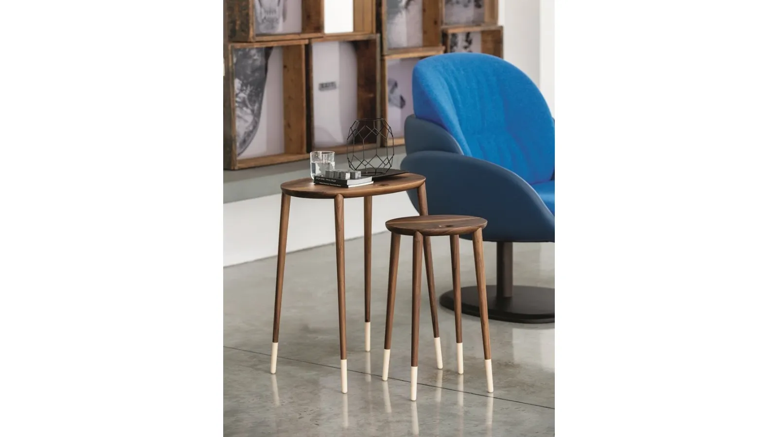 Tavolino moderno in legno massello di noce canaletta con puntali in acero naturale Rogers di Porada