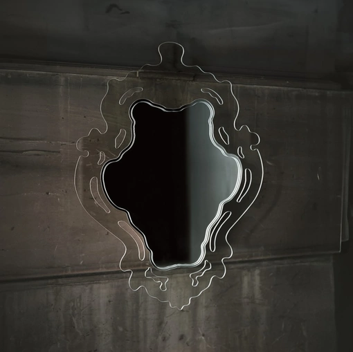 Specchio Rokokò con cornice in cristallo sagomato e traforato di Glas Italia