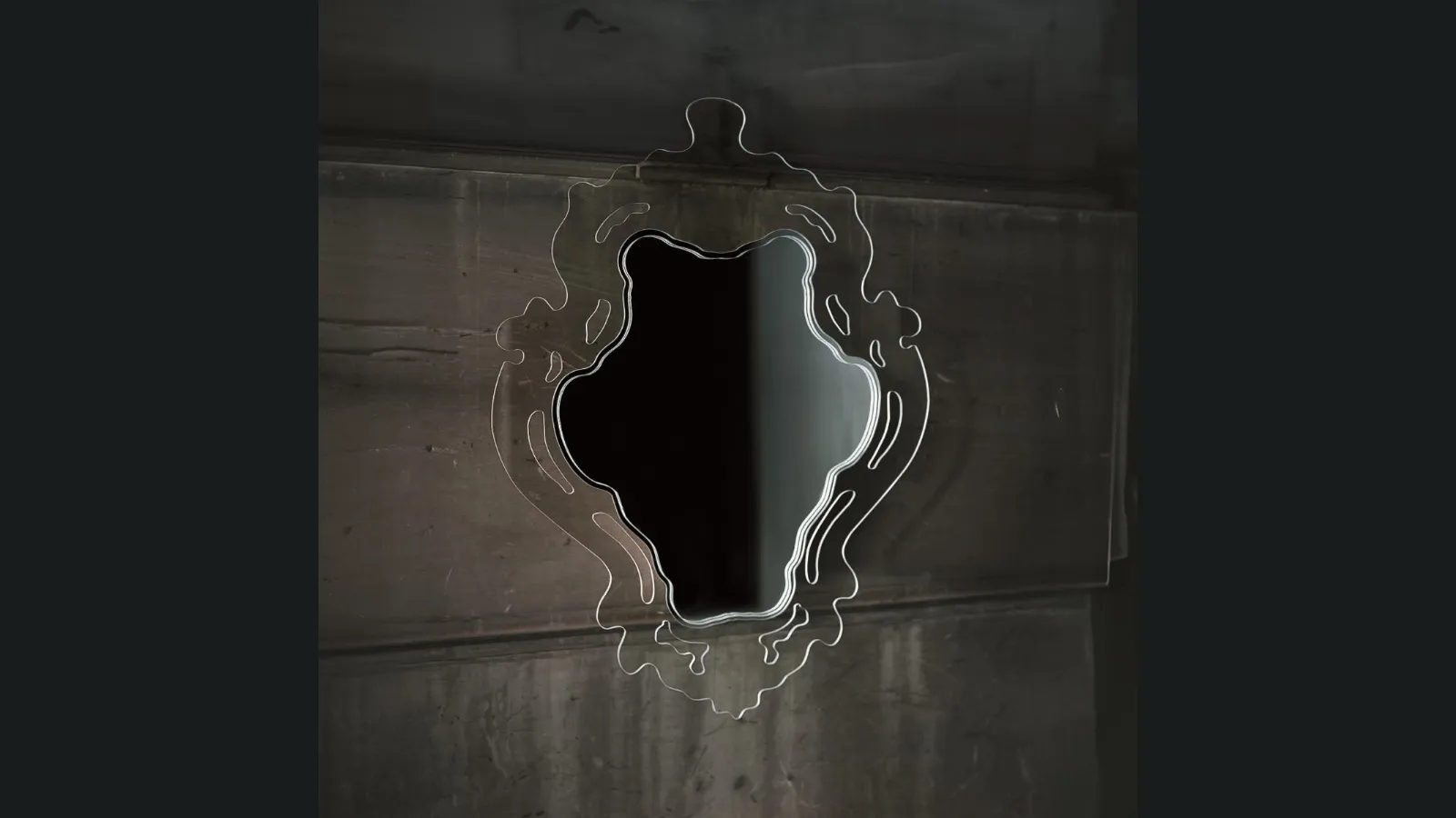 Specchio Rokokò con cornice in cristallo sagomato e traforato di Glas Italia