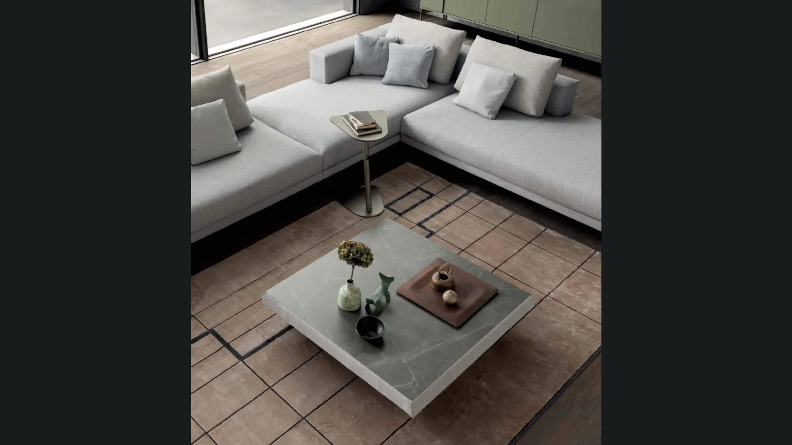 Tavolino quadrato San Marino con top in ceramica, bordo rivestito in tessuto e piedini in peltro di Presotto