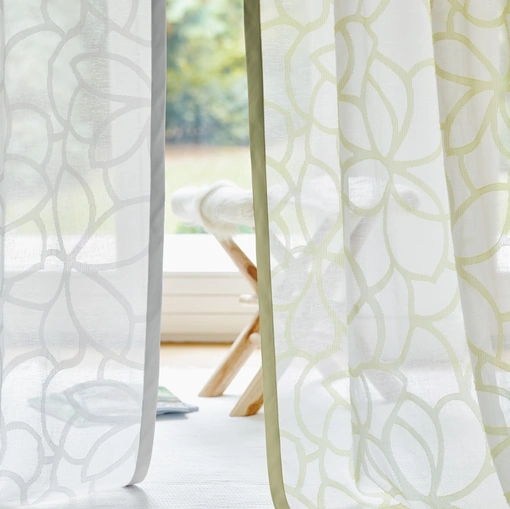 Tenda moderna trasparente con motivi di foglie e fiori astratti Sapora di Ado