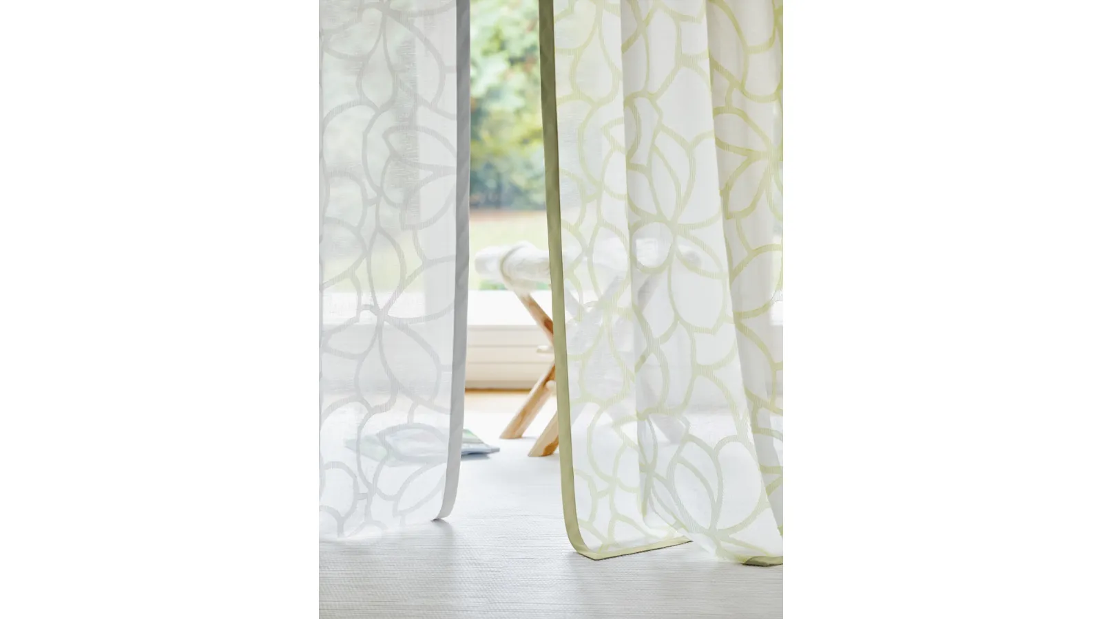 Tenda moderna trasparente con motivi di foglie e fiori astratti Sapora di Ado