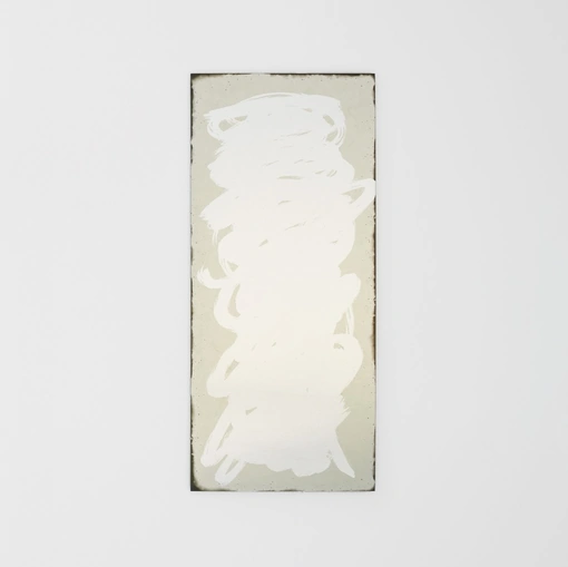 Specchio Scribble caratterizzato da un gesto artistico e ironico come se fosse disegnato a mano libera con un pennello di Glas Italia