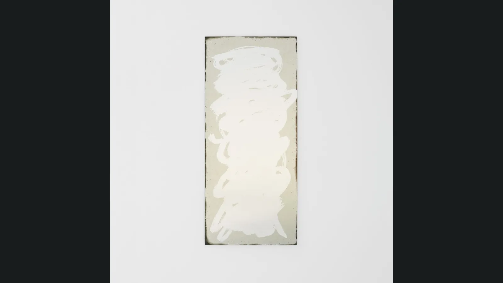 Specchio Scribble caratterizzato da un gesto artistico e ironico come se fosse disegnato a mano libera con un pennello di Glas Italia