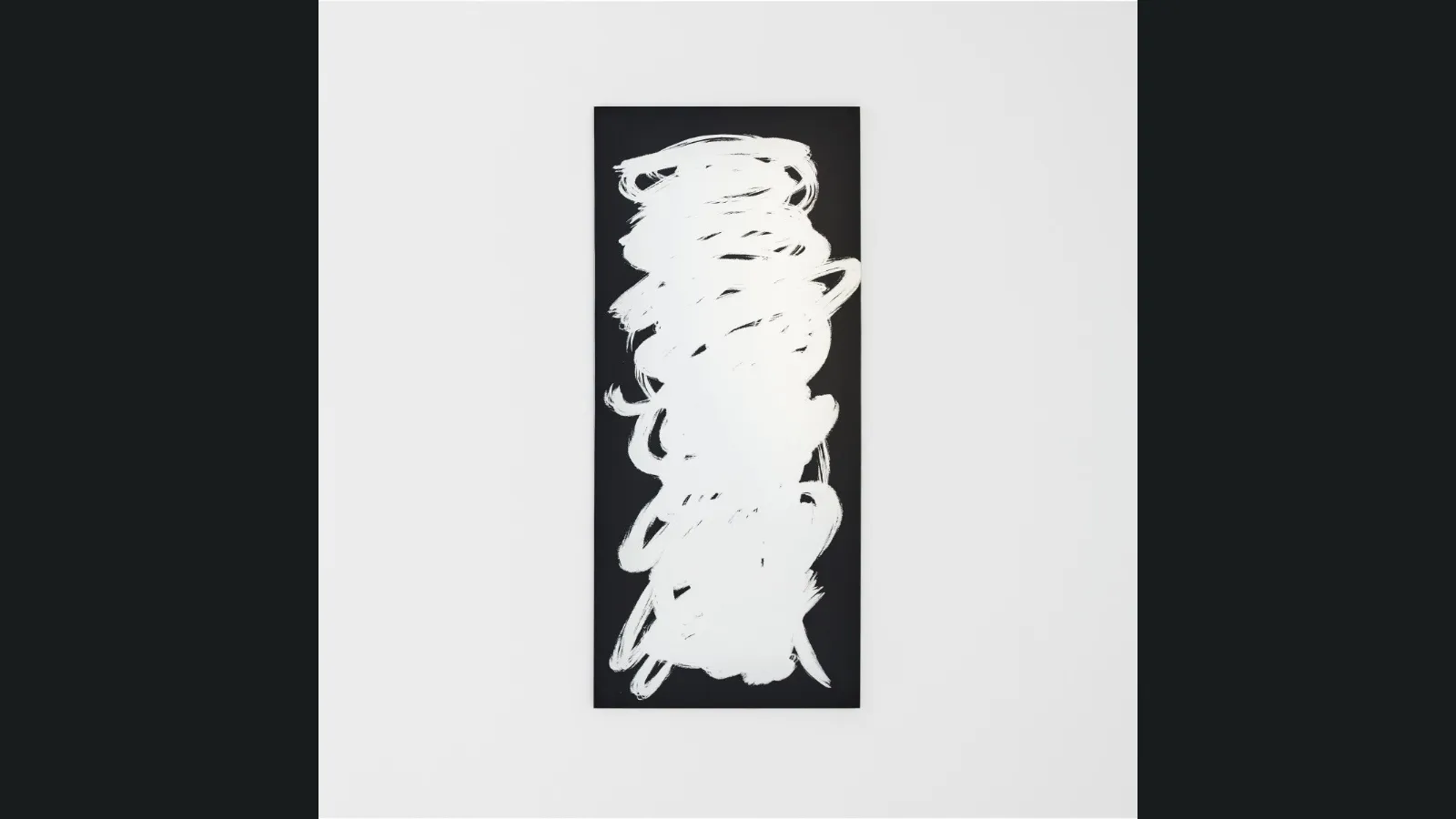 Specchio Scribble caratterizzato da un gesto artistico e ironico come se fosse disegnato a mano libera con un pennello di Glas Italia