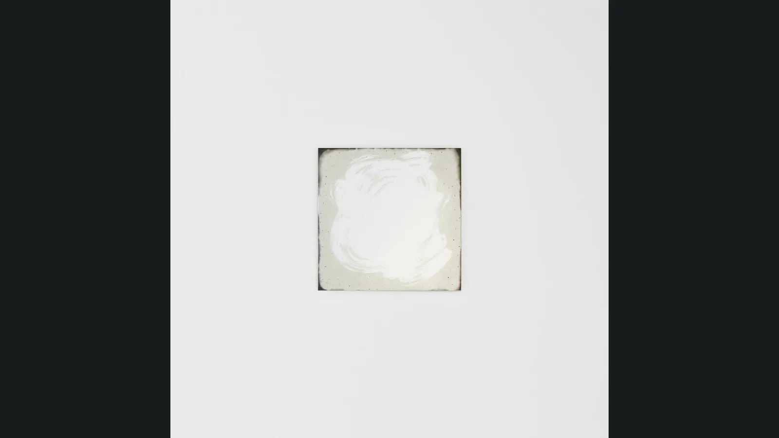 Specchio Scribble caratterizzato da un gesto artistico e ironico come se fosse disegnato a mano libera con un pennello di Glas Italia