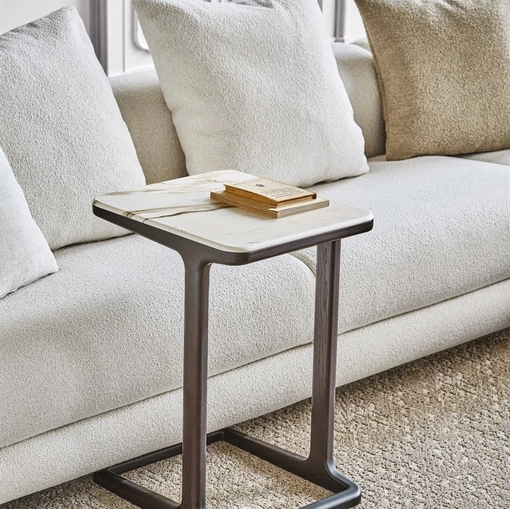 Tavolino con top in marmo e struttura in massello di frassino Script 45 di Porada