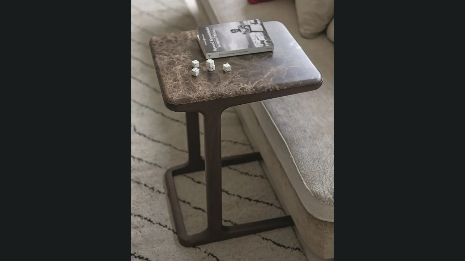 Tavolino con top in marmo e struttura in massello di frassino Script 45 di Porada