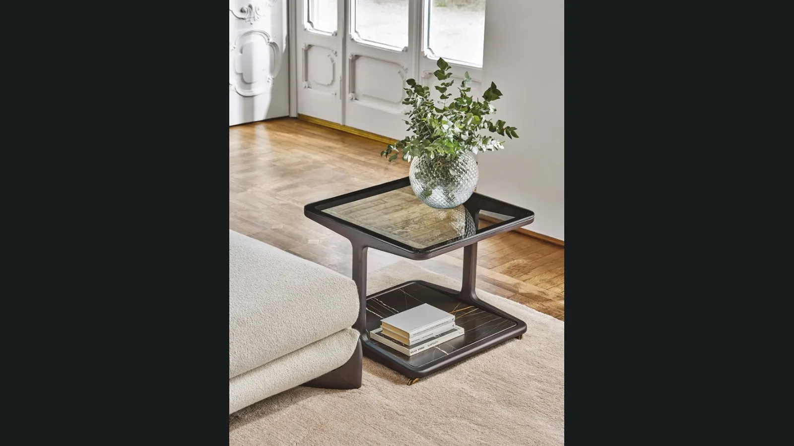 Tavolino in massello di frassino con piano superiore in cristallo e piano inferiore in marmo Script 150 di Porada