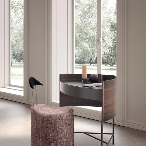 Scrittoio Bloom con struttura in metallo avvolta da fianchi curvi in Eucalipto Dark e piano rivestito in cuoio di Presotto