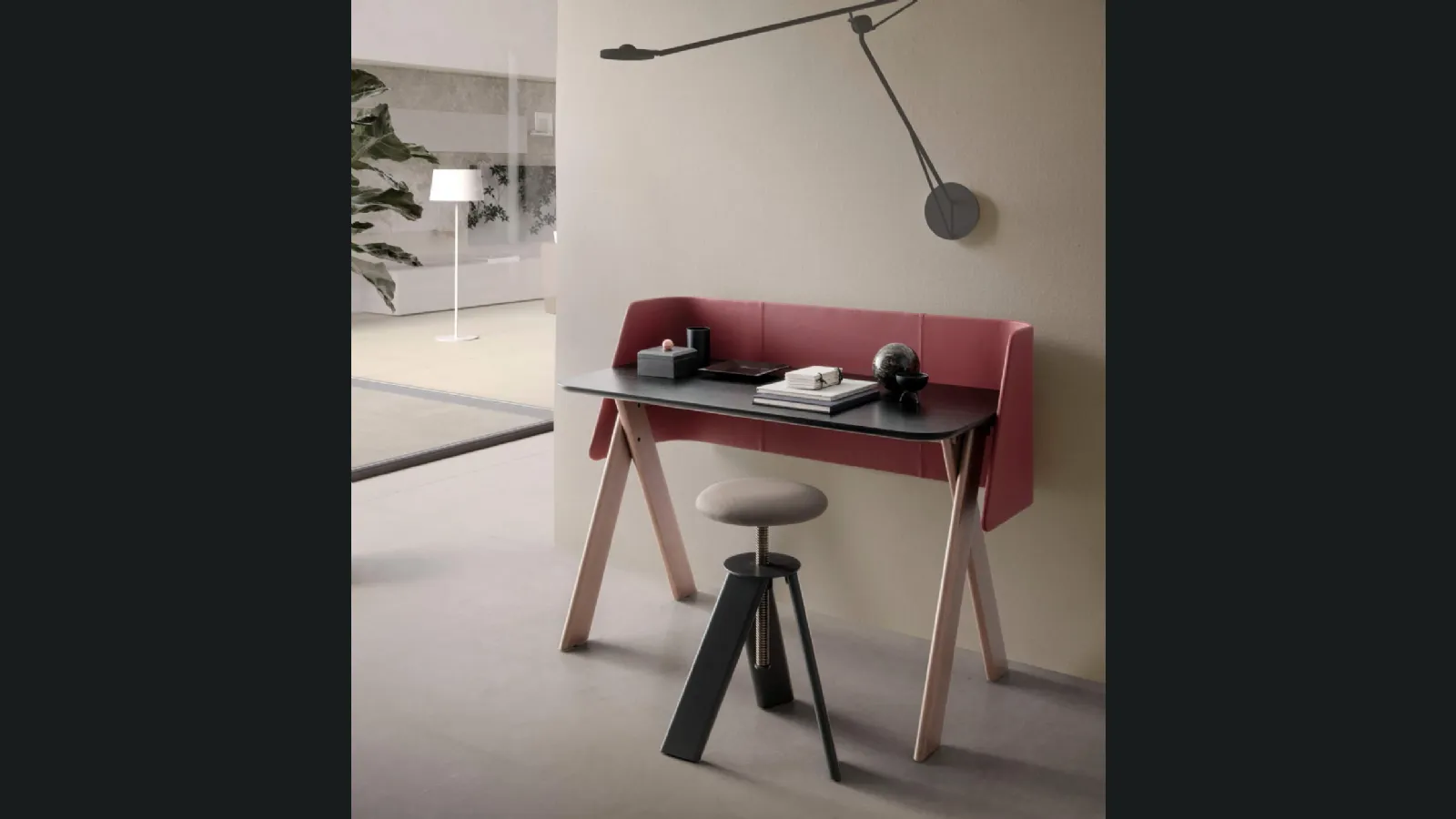 Scrittoio Squid in legno e cuoio con base in metallo di Presotto