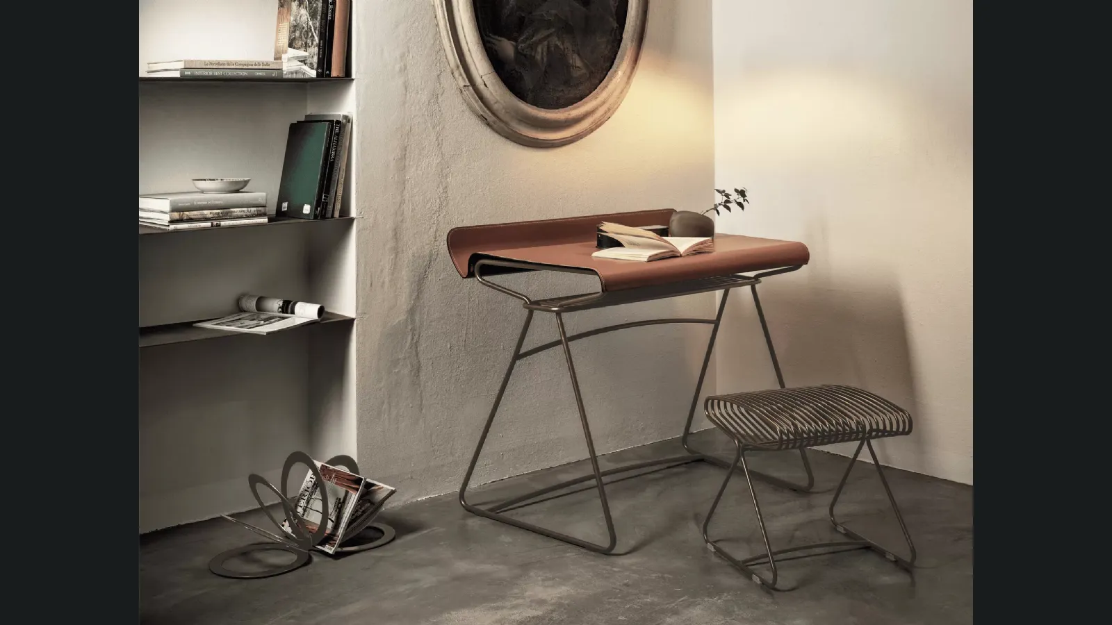 Scrittoio Taylor con piano rivestito in cuoio e struttura in acciaio laccato di Bontempi