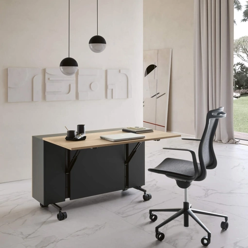 Scrittoio Scrivania Mobile compatto su ruote con top in legno e struttura in laccato opaco di Presotto