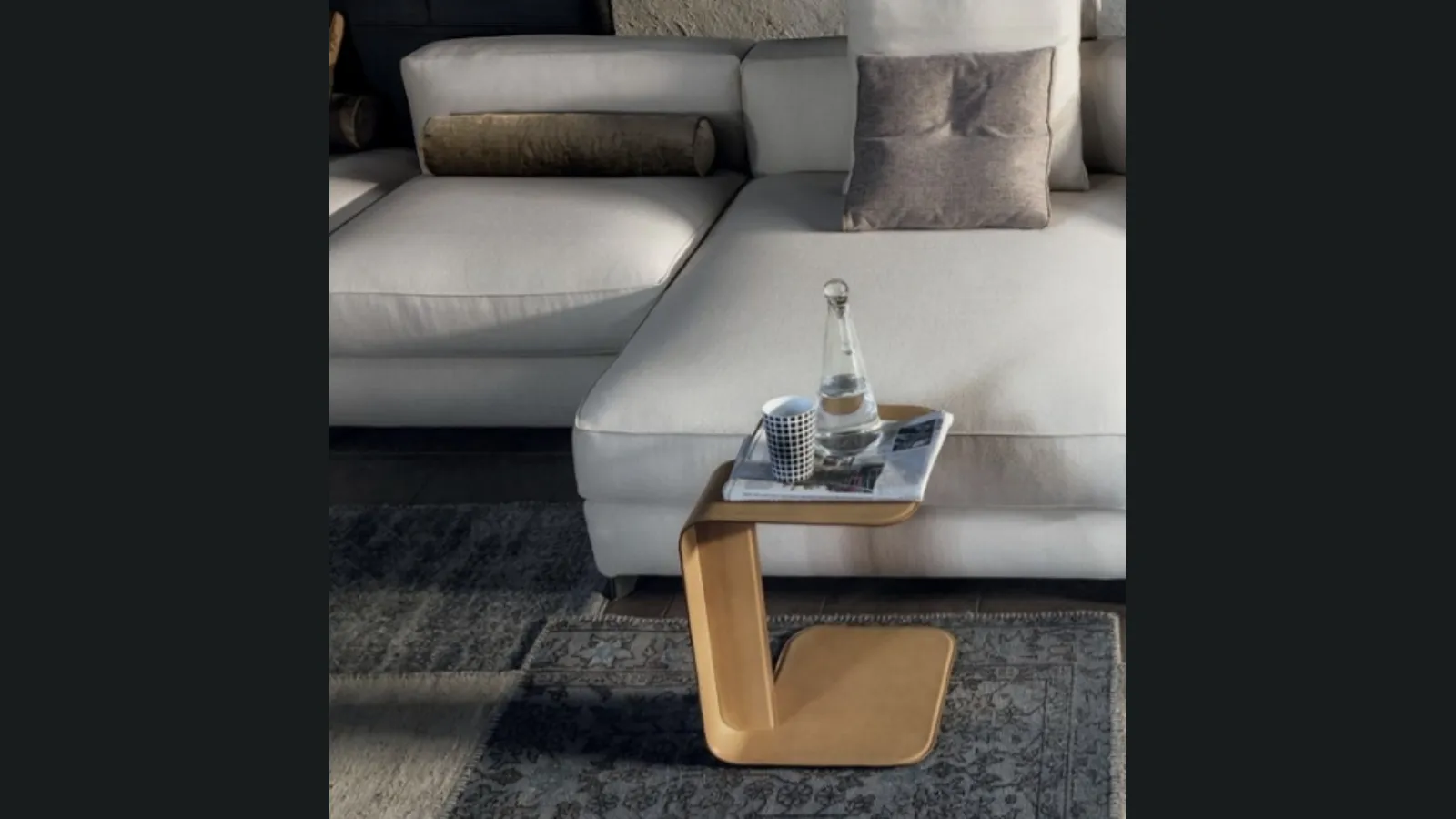 Tavolino rivestito in cuoio Self di Vibieffe