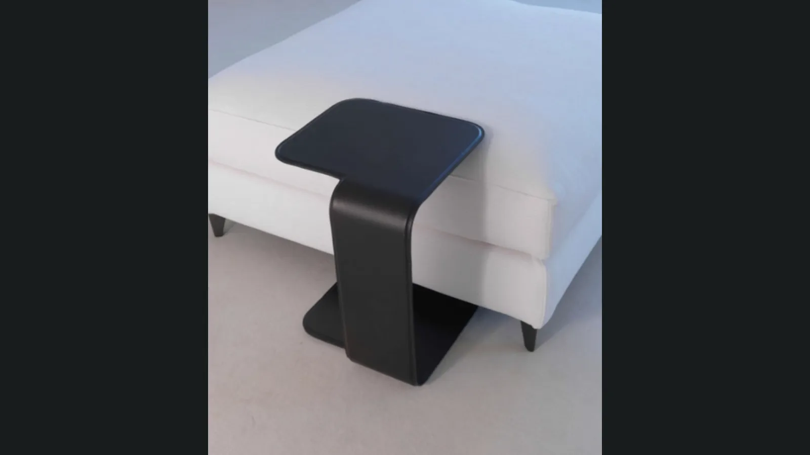 Tavolino rivestito in cuoio Self di Vibieffe