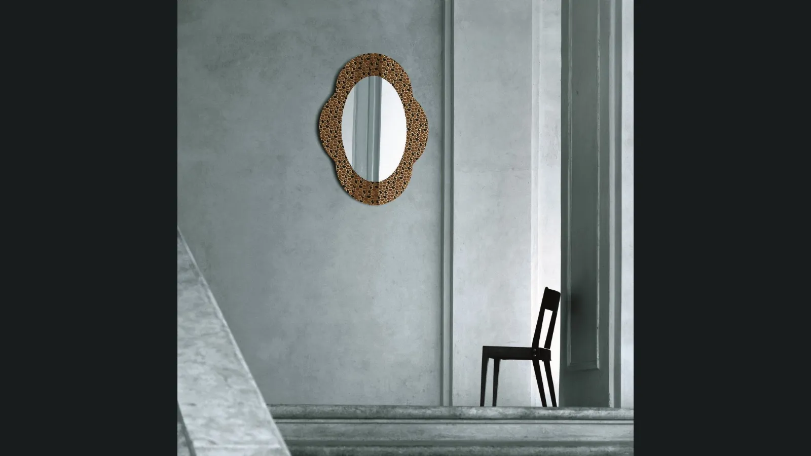 Specchio Settecento in cristallo sagomato con decorazione di Glas Italia