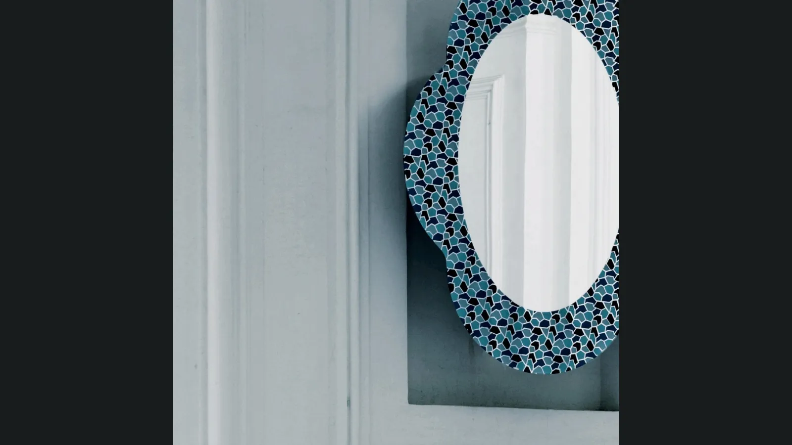 Specchio Settecento in cristallo sagomato con decorazione di Glas Italia