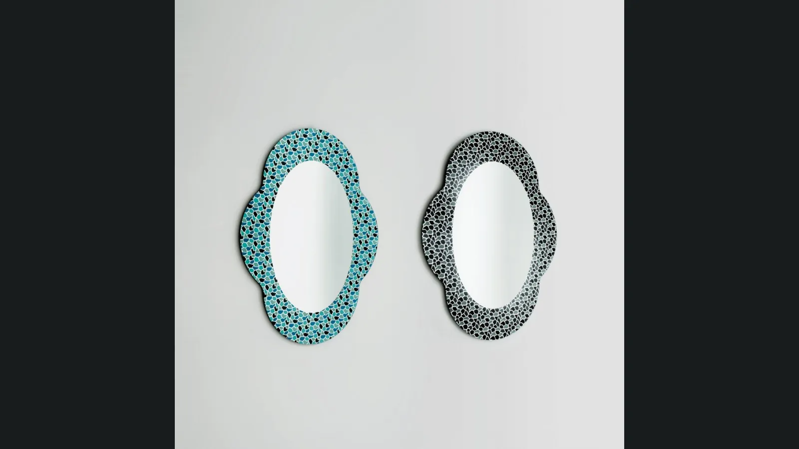 Specchio Settecento in cristallo sagomato con decorazione di Glas Italia