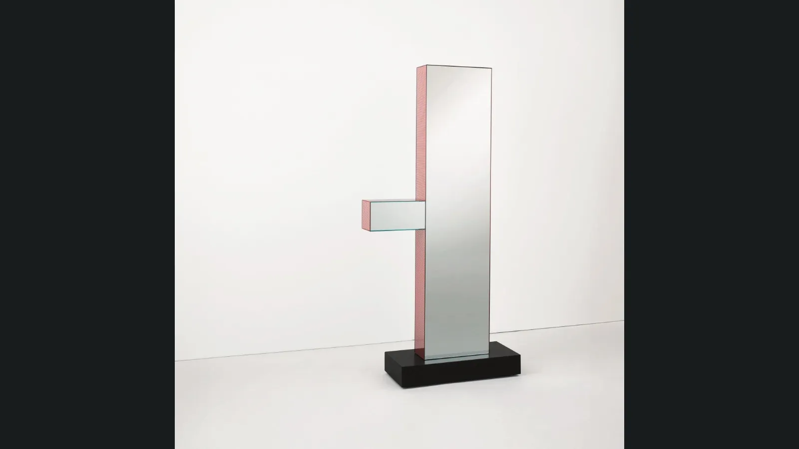 Specchiera a totem Shibam 1 con mensola portaoggetti e basamento in granito nero di Glas Italia