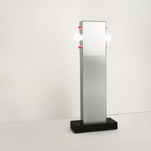 Specchiera a totem con lampadine rosse e bianche e base in granito nero Shibam 2 di Glas Italia