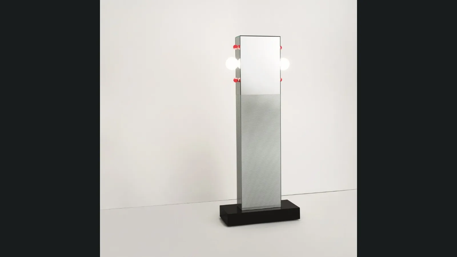 Specchiera a totem con lampadine rosse e bianche e base in granito nero Shibam 2 di Glas Italia