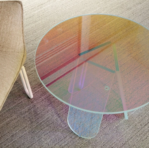 Tavolino rotondo Shimmer in cristallo con una speciale finitura multicromatica cangiante di Glas Italia