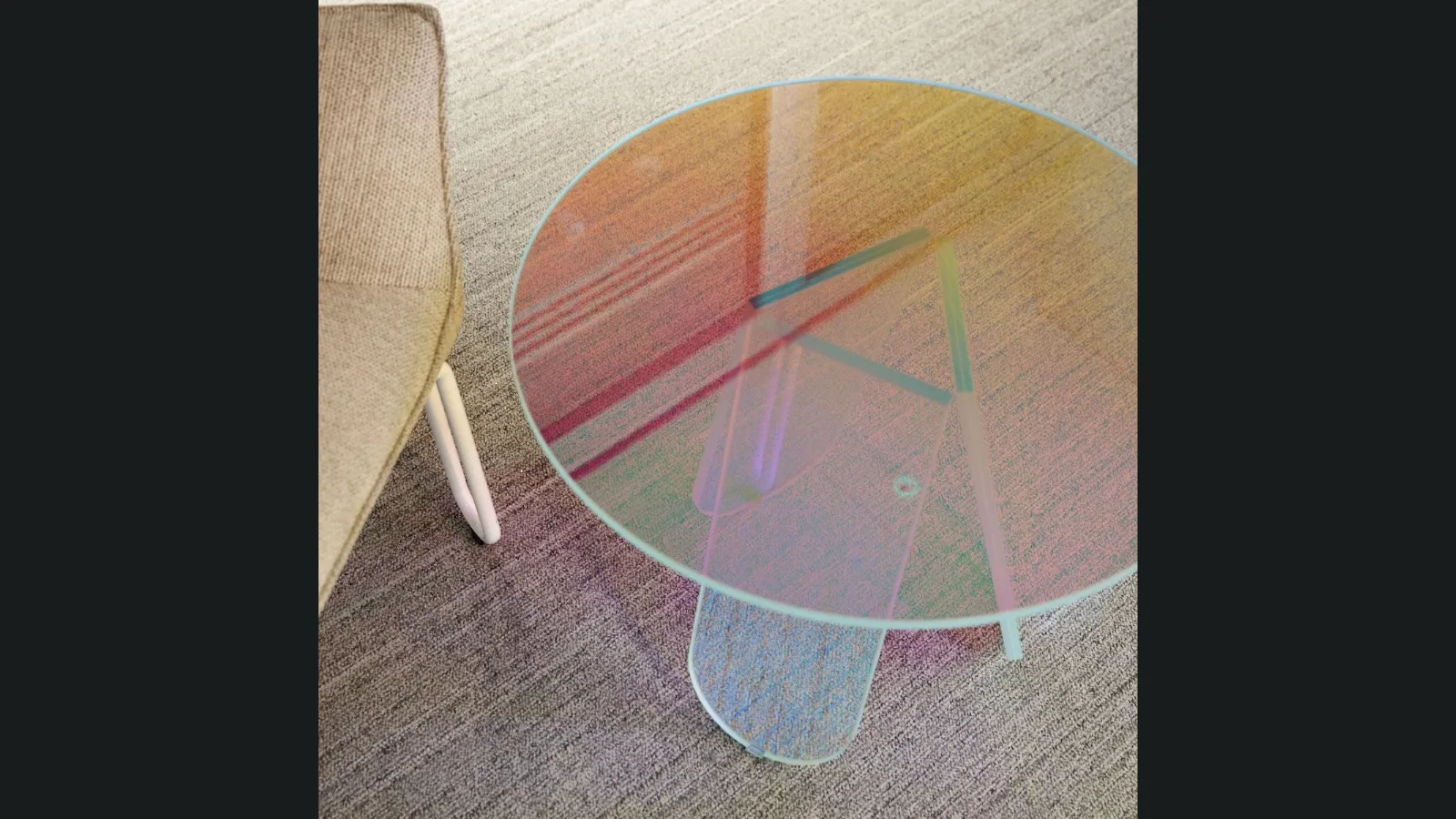 Tavolino rotondo Shimmer in cristallo con una speciale finitura multicromatica cangiante di Glas Italia