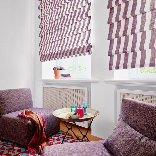 Tenda con eleganti righe verticali che gioca sulle trasparenze dei tessuti Siena di Ado