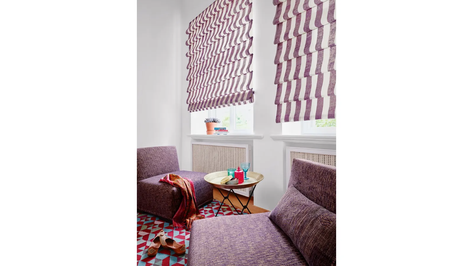 Tenda con eleganti righe verticali che gioca sulle trasparenze dei tessuti Siena di Ado