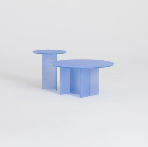 Tavolini Simoon in cristallo rivestiti con una speciale graniglia in vetro di Murano macinato di Glas Italia