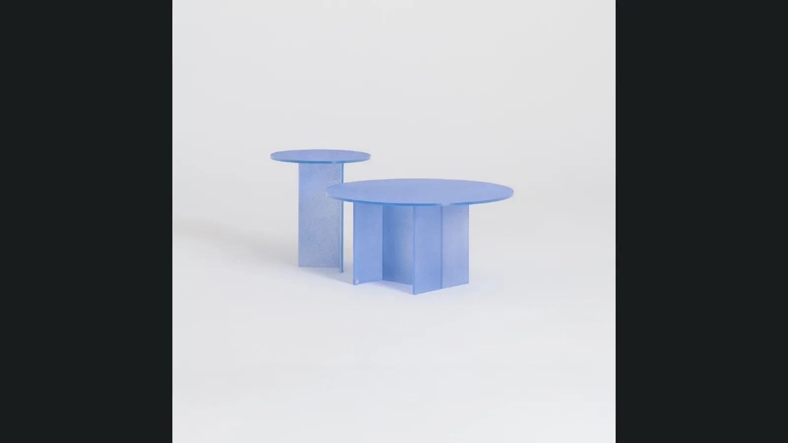 Tavolini Simoon in cristallo rivestiti con una speciale graniglia in vetro di Murano macinato di Glas Italia