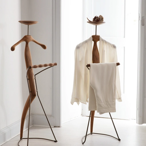 Appendiabiti in massello di ciliegio con struttura in metallo dotato di un piattino portaoggetti Sir-Bis di Porada