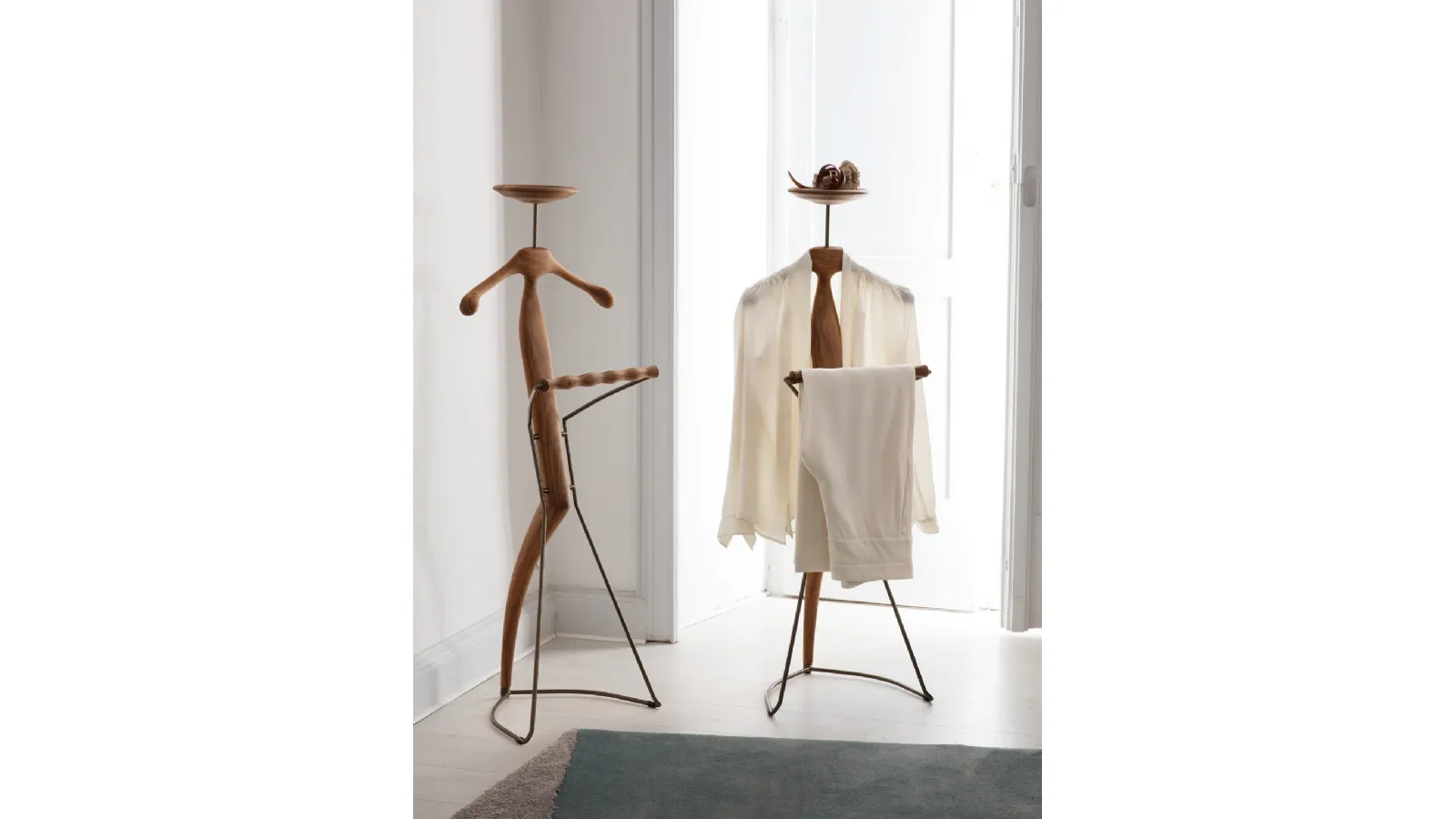 Appendiabiti in massello di ciliegio con struttura in metallo dotato di un piattino portaoggetti Sir-Bis di Porada