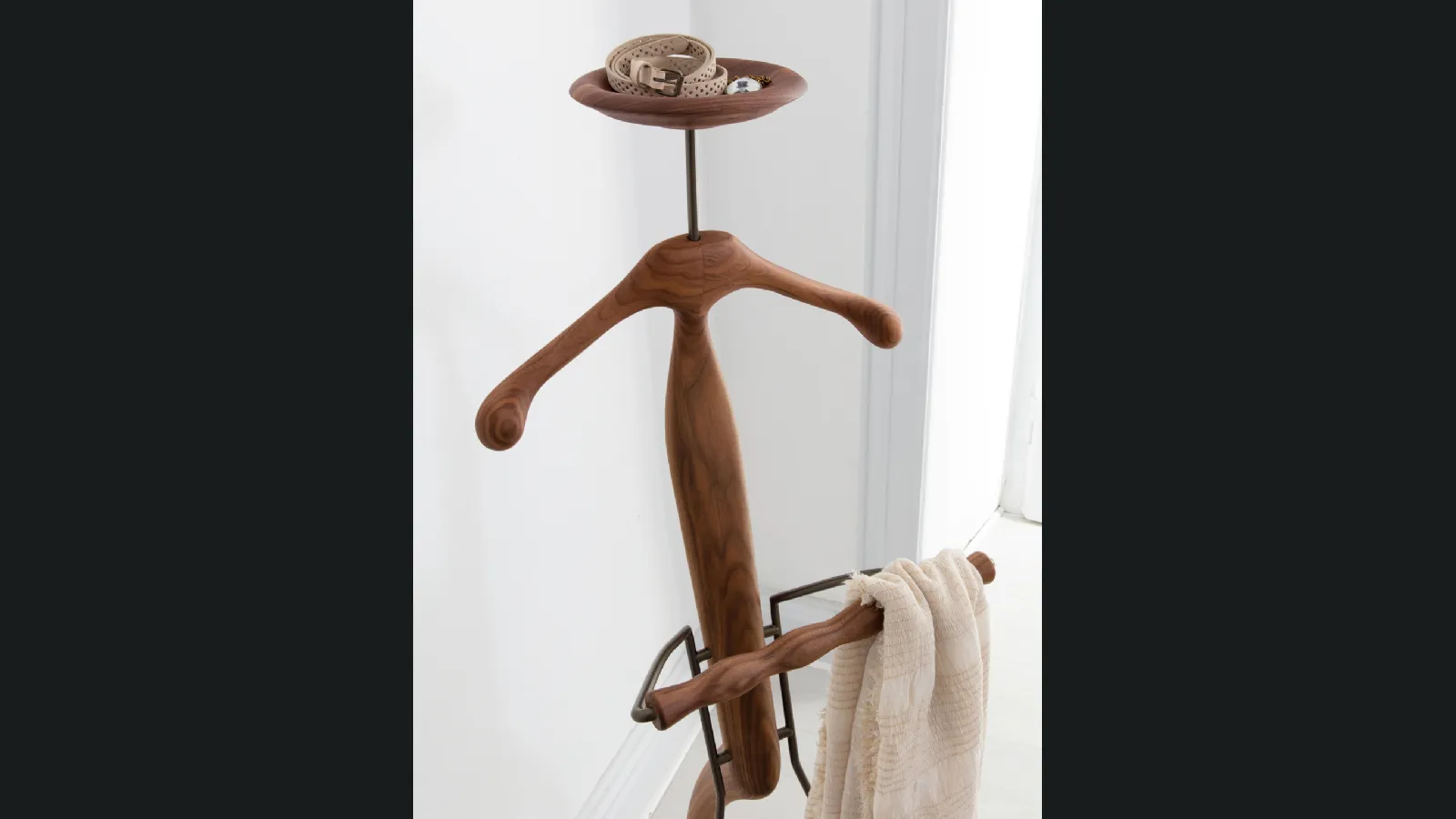 Appendiabiti in massello di ciliegio con struttura in metallo dotato di un piattino portaoggetti Sir-Bis di Porada