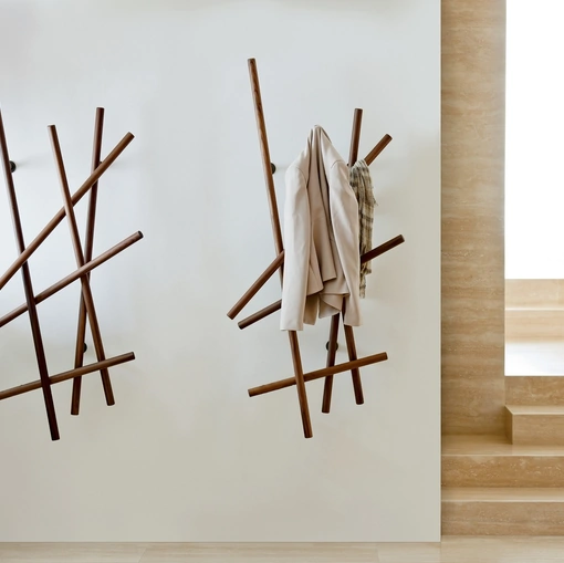 Appendiabiti in legno massello da parete Sketch di Porada