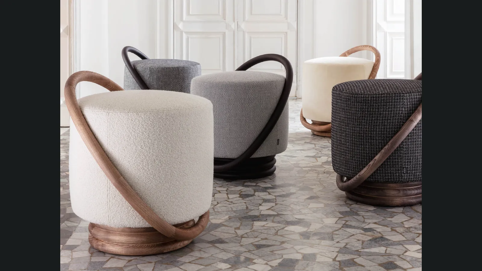 Pouf Smile in tessuto e legno di Porada