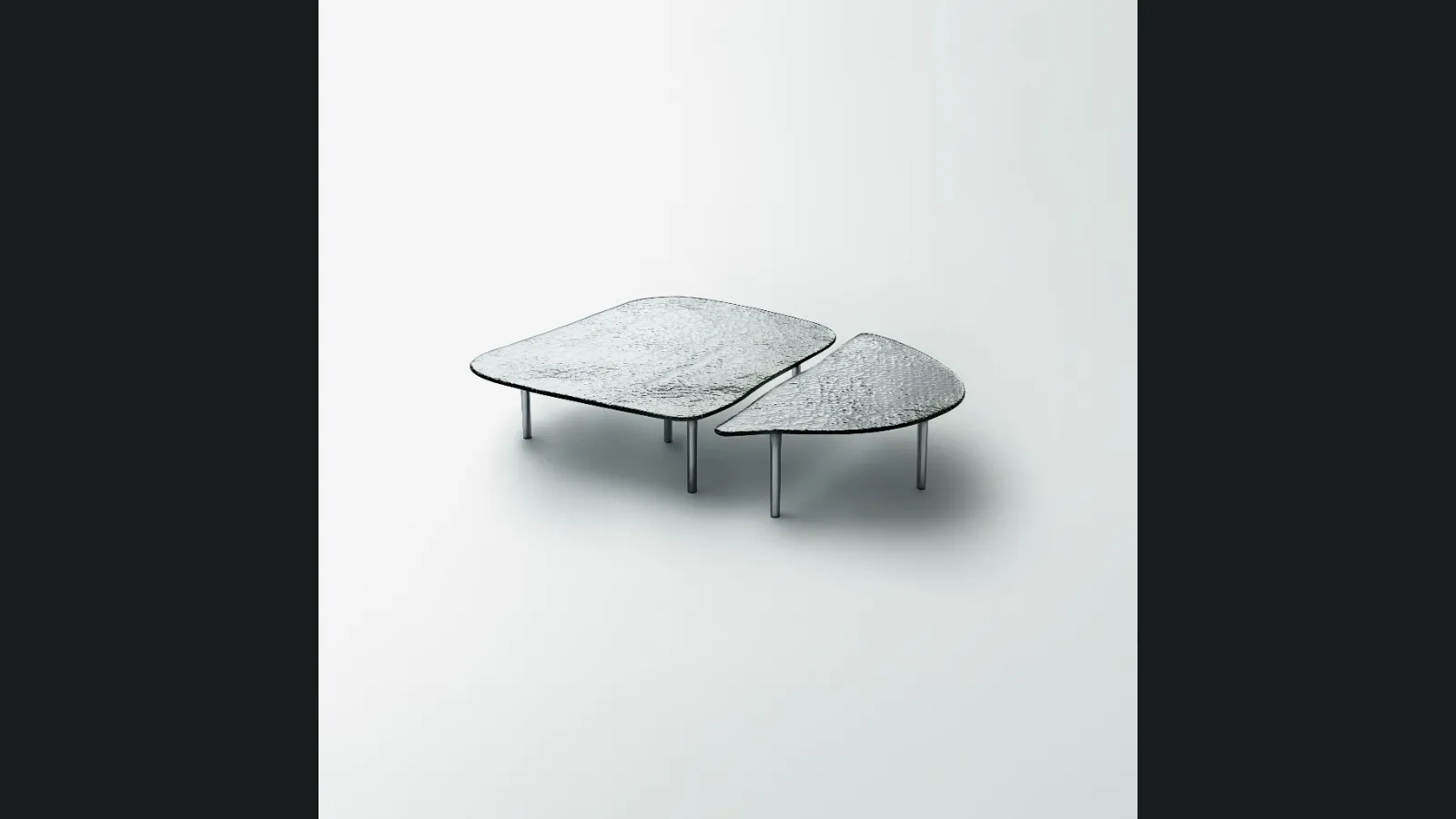 Tavolini dalla forma irregolare Specchio di Venere in cristallo colato argentato di Glas Italia