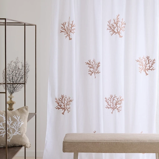 Tenda Corallomania con coralli ricamati su lino di Mastro Raphael