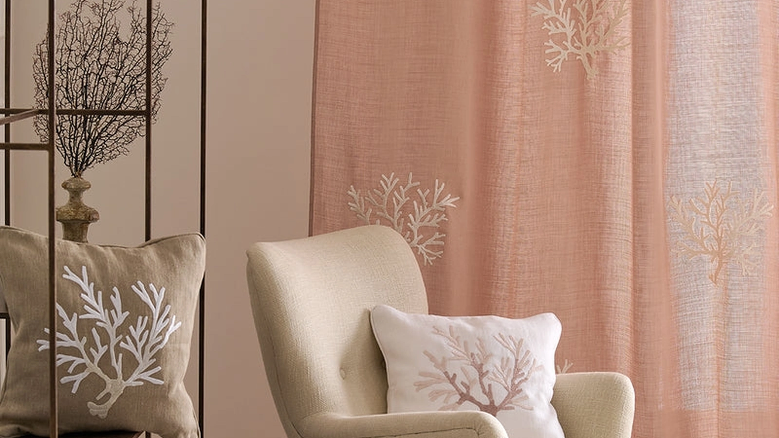 Tenda Corallomania con coralli ricamati su lino di Mastro Raphael