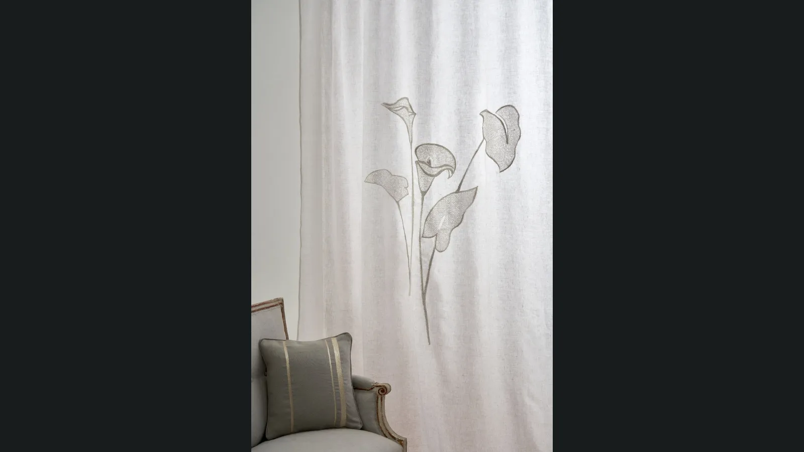 Tenda Flores in lino con calle ricamate di Mastro Raphael