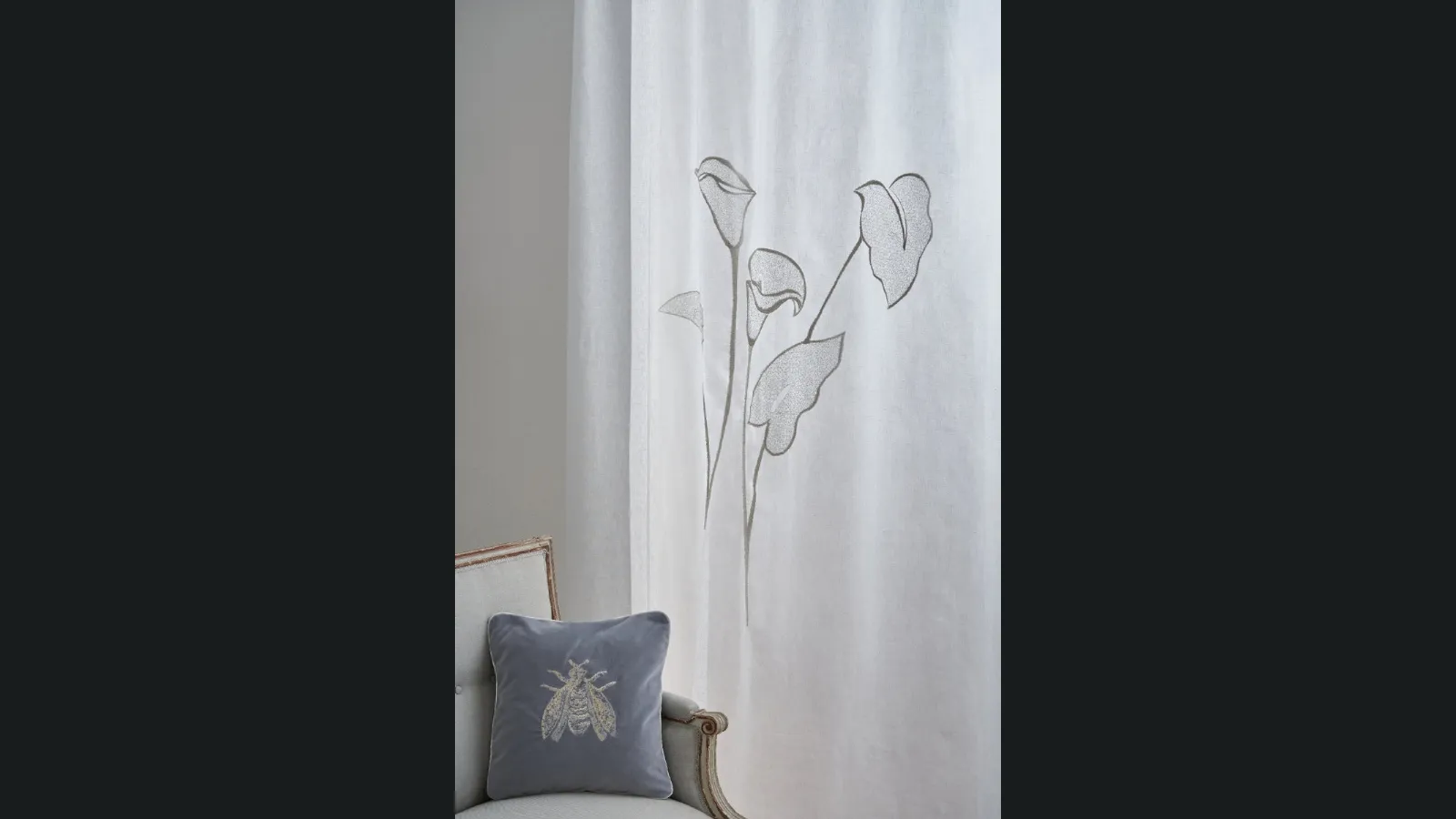 Tenda Flores in lino con calle ricamate di Mastro Raphael