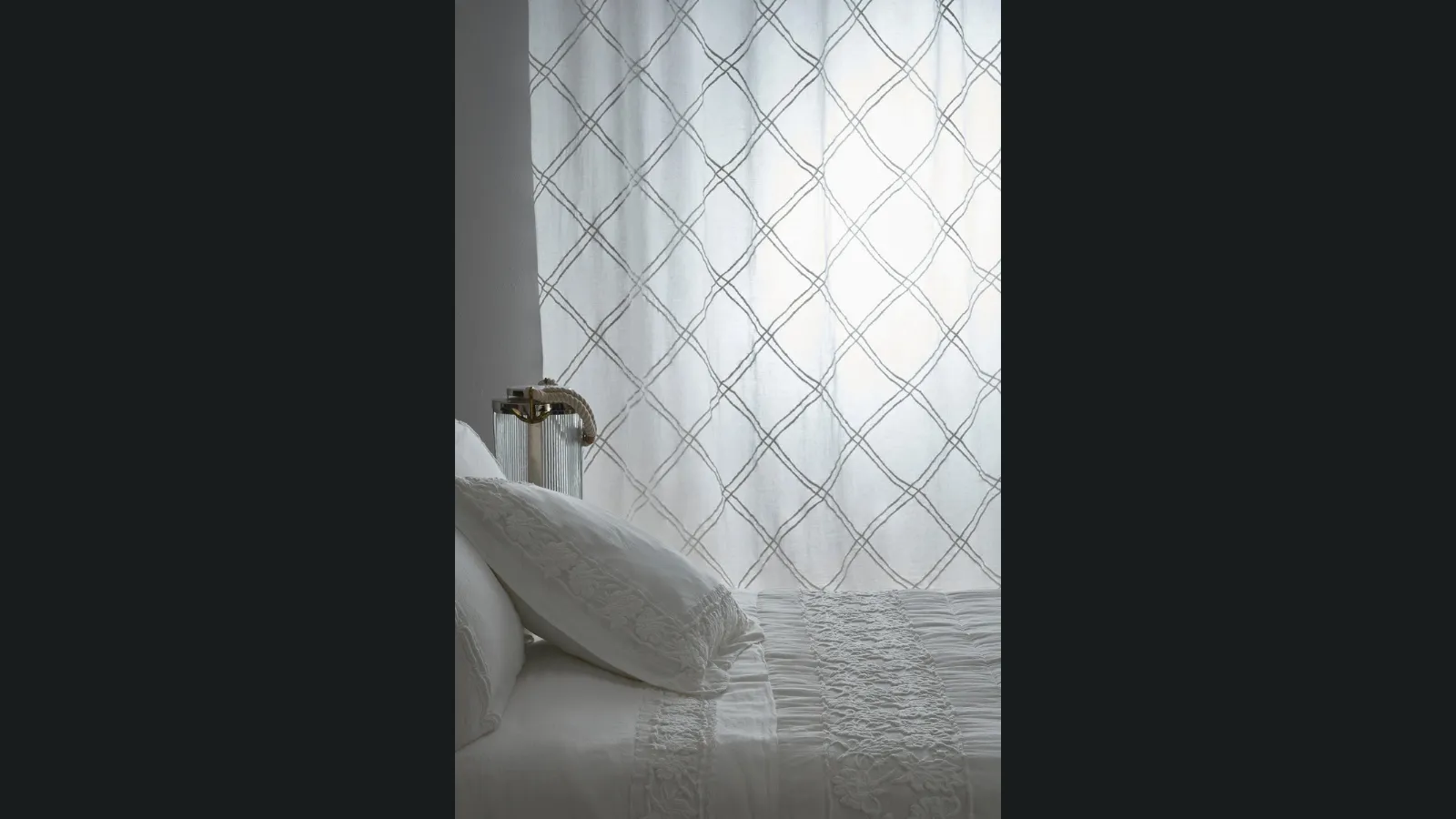 Tenda Mathilde in garza di lino con Losanghe ricamate di Mastro Raphael