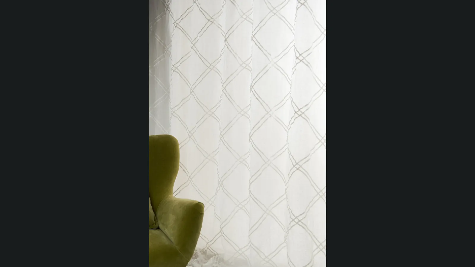 Tenda Mathilde in garza di lino con Losanghe ricamate di Mastro Raphael