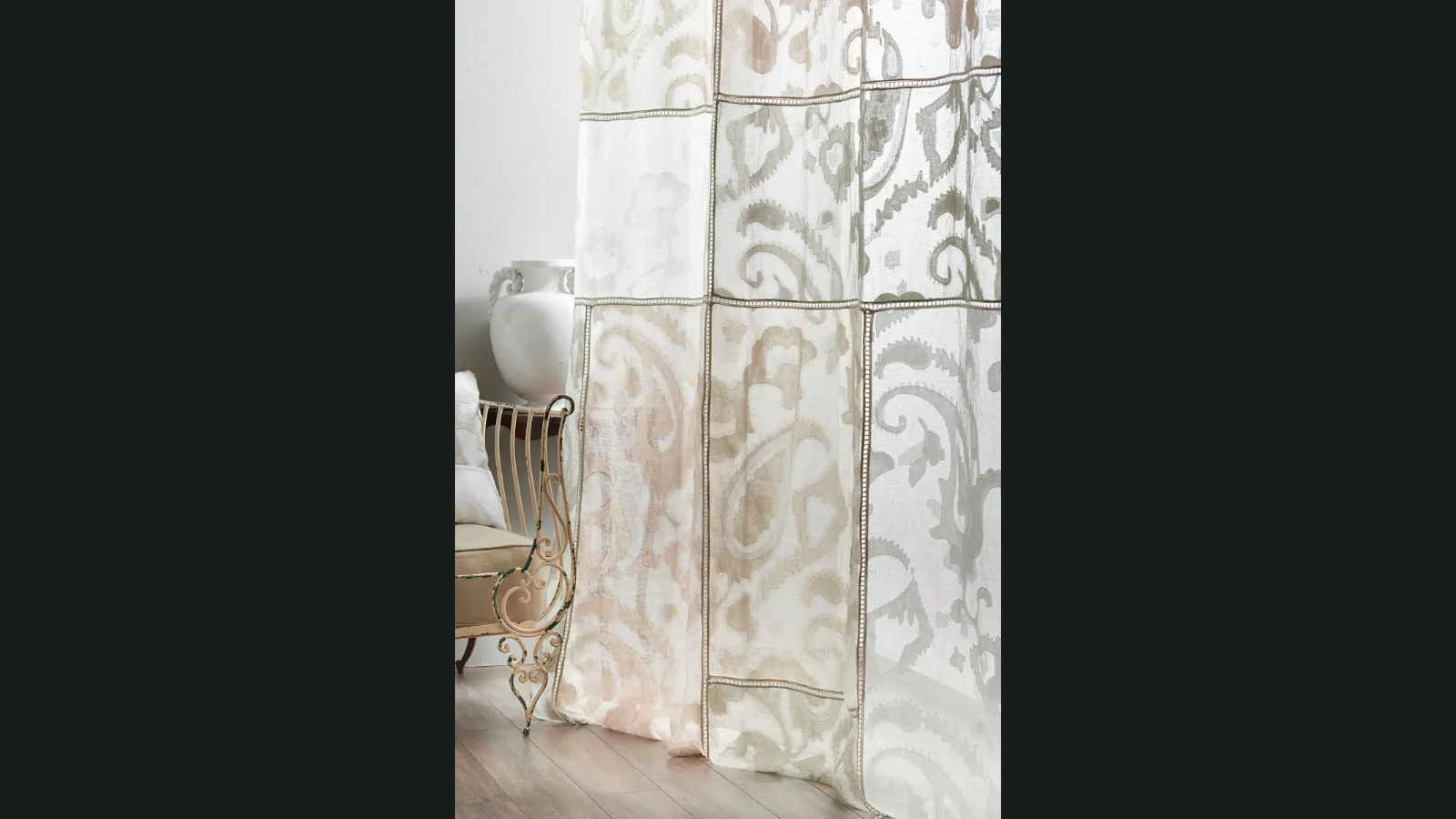 Tenda Pamphilj Quadri con tessuto Thisbe di diversi colori di Mastro Raphael