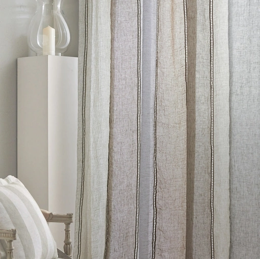 Tenda Pamphilj a righe verticali con tessuto Opus di diversi colori di Mastro Raphael