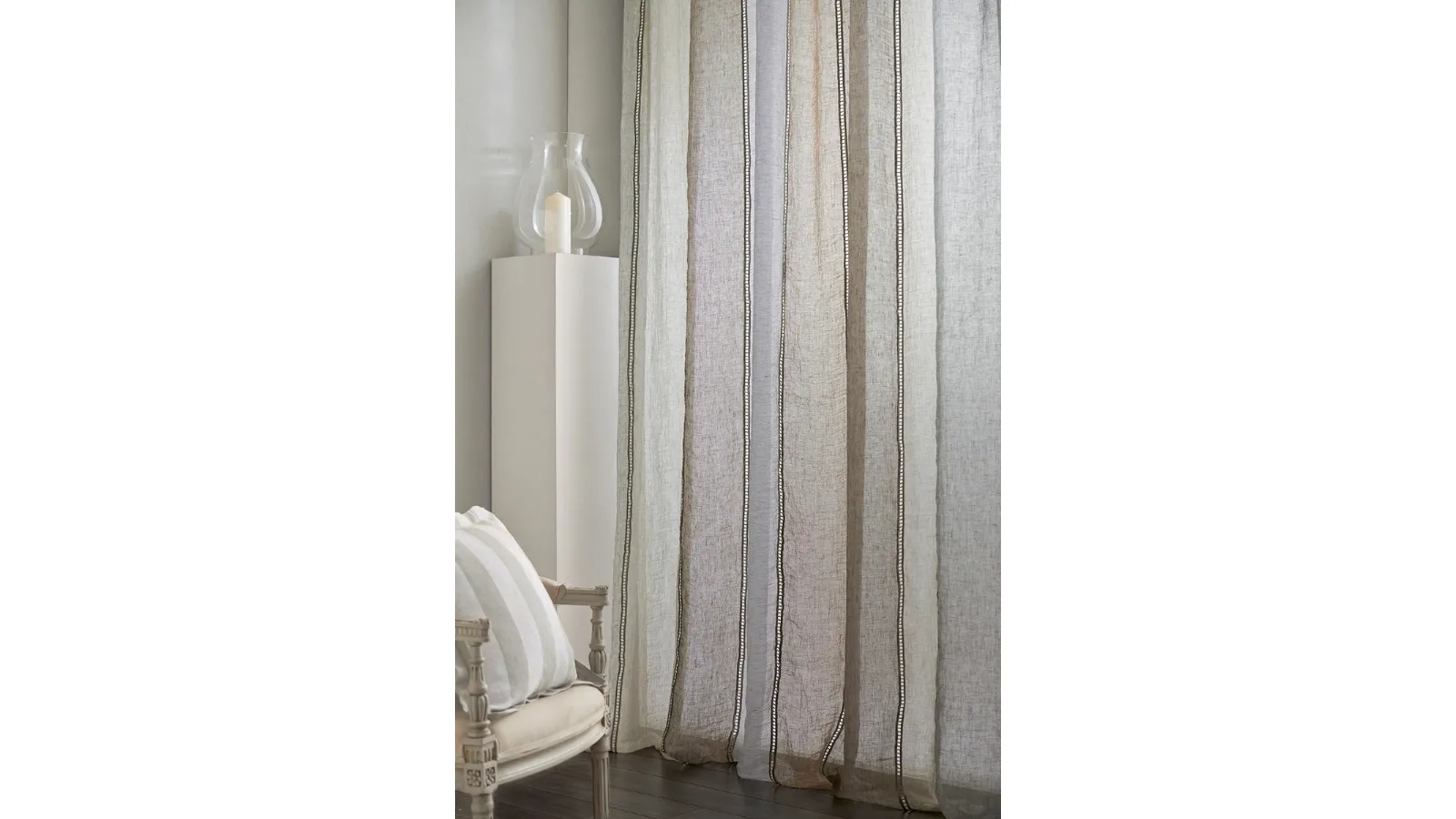 Tenda Pamphilj a righe verticali con tessuto Opus di diversi colori di Mastro Raphael