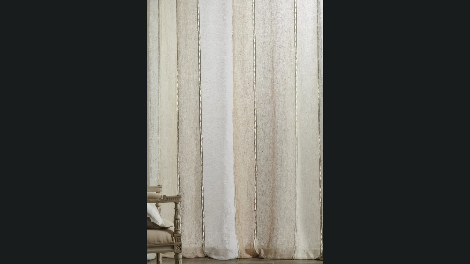 Tenda Pamphilj a righe verticali con tessuto Opus di diversi colori di Mastro Raphael